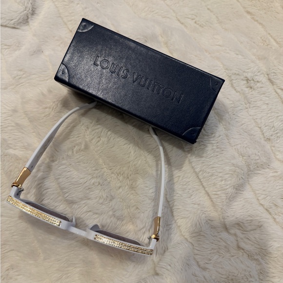 Louis Vuitton White and Gold Glasses Luxurious Accessories - Picture 1 of 5